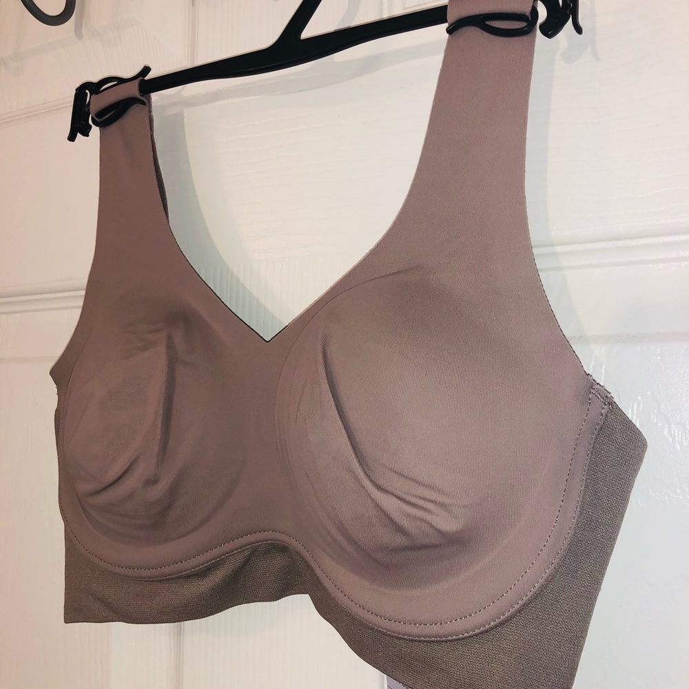 2 True body lift V neck bralettes (XS) - Picture 6 of 9